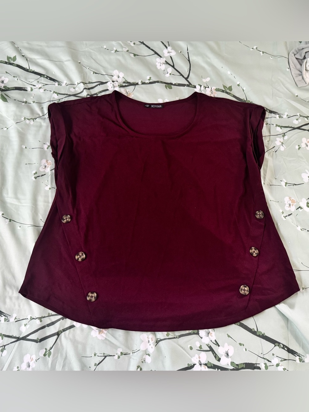 Roetisu Women's Burgundy Button-Accent Short Sleeve Top-Never used, no tag.